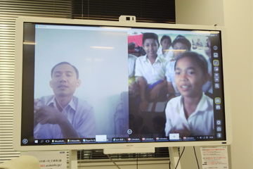 Interaction between students in Cambodia and our employees in Japan via the internet