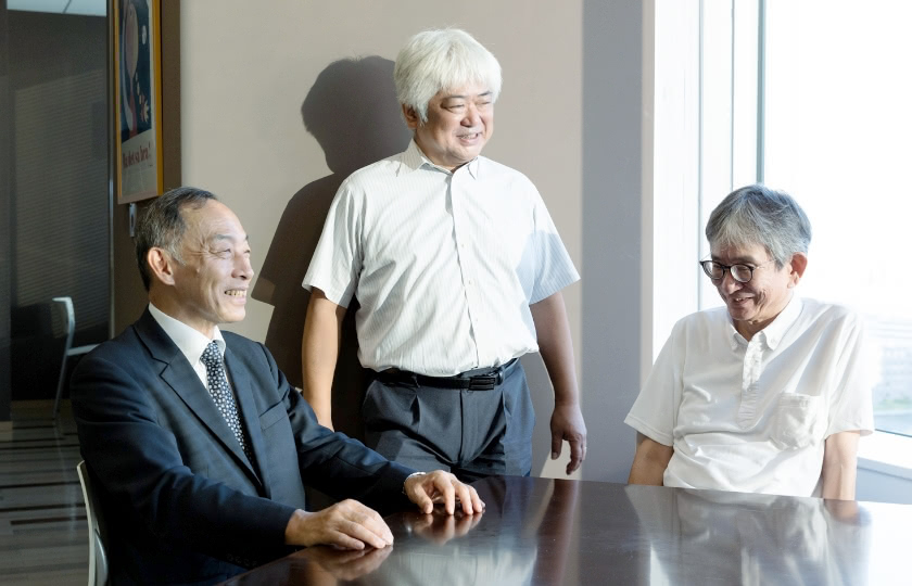 左から　内藤 克彦顧問、高野 元宏、須谷 良夫顧問