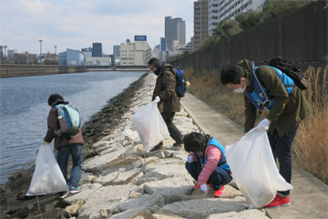 Activities to clean up a biodiversity protected embankment area near Toyosu