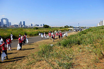 Next-day cleanup for Naniwa Yodogawa Fireworks Festival