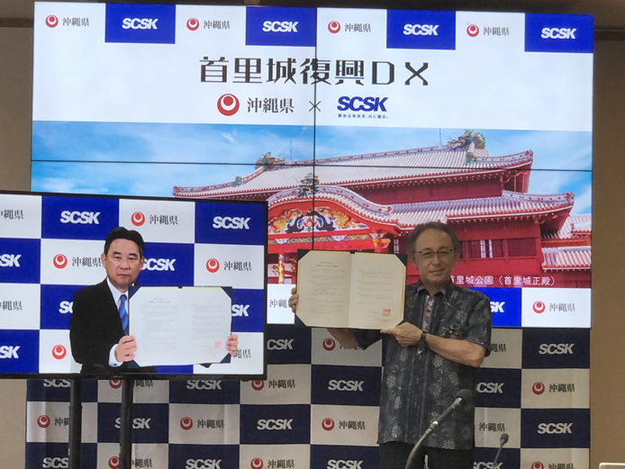 左：SCSK株式会社 代表取締役 執行役員 社長 最高執行責任者　谷原 徹、右：沖縄県　玉城 デニー 知事