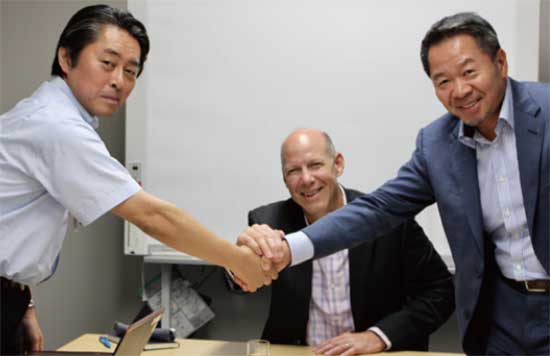 左から 佐藤克成氏（日立製作所）、Mr. David Ondrias（aPriori Product Manager）、Mr. Mamoru Iguchi（aPriori Vice President Asia Pacific）